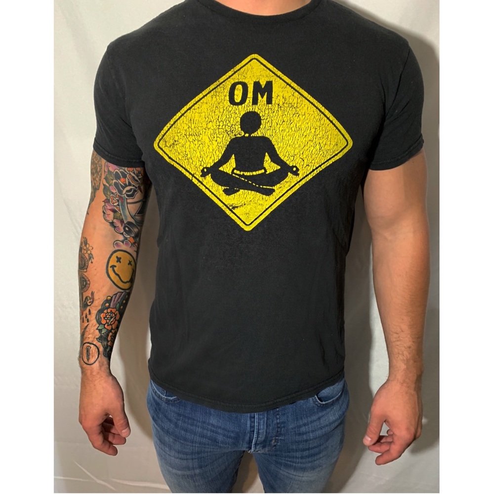 “OM” Mens Medium Black Graphic T